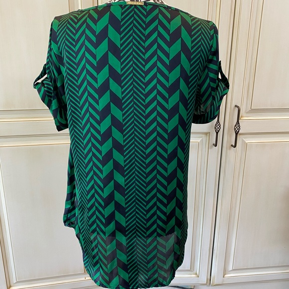 Michael Kors Size 6 Blue and Green Geometric Design Satin Short Sleeve Blouse - Picture 7 of 16